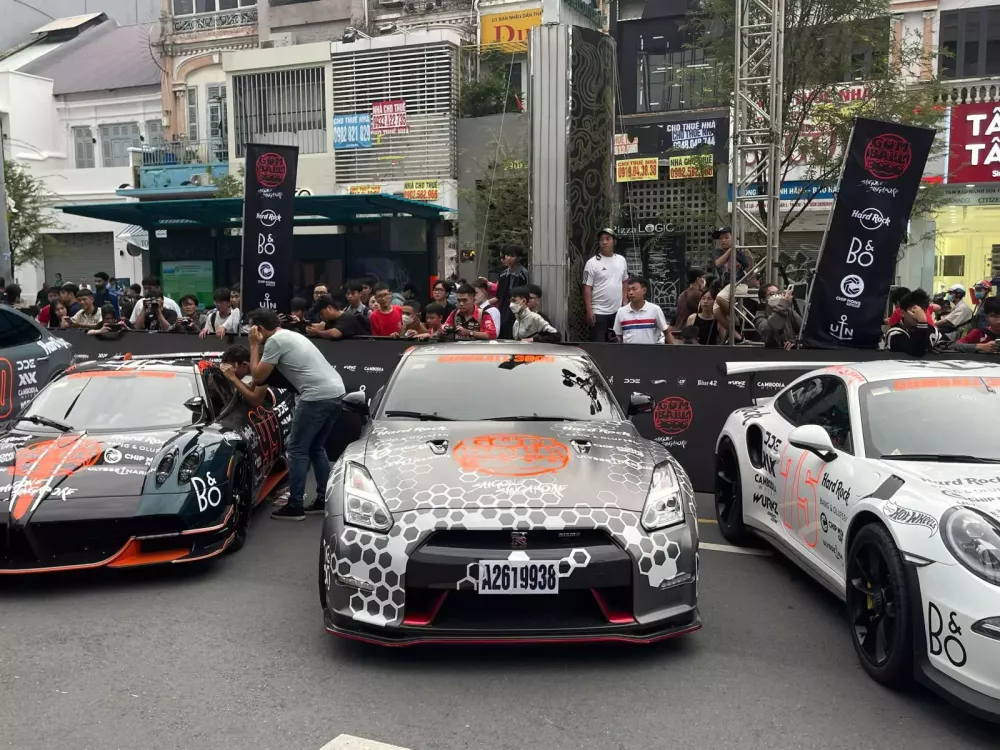 Toàn cảnh Gumball 3000 2024 trong ngày đầu tiên ở Việt Nam: Koenigsegg Regera và Pagani Huayra BC Roadster gây tắc đường- Ảnh 10.