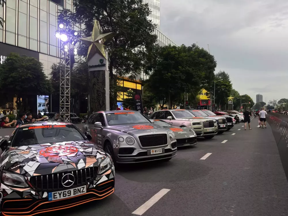 Toàn cảnh Gumball 3000 2024 trong ngày đầu tiên ở Việt Nam: Koenigsegg Regera và Pagani Huayra BC Roadster gây tắc đường- Ảnh 11.