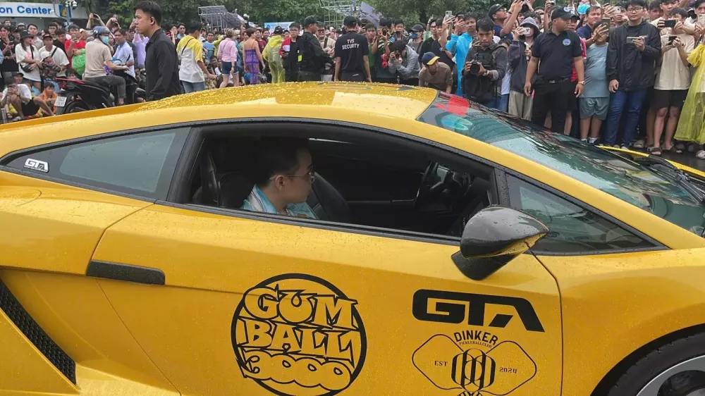 Rapper Binz xuất hiện chớp nhoáng tại Gumball 3000 2024 trên siêu xe Lamborghini Gallardo- Ảnh 2.