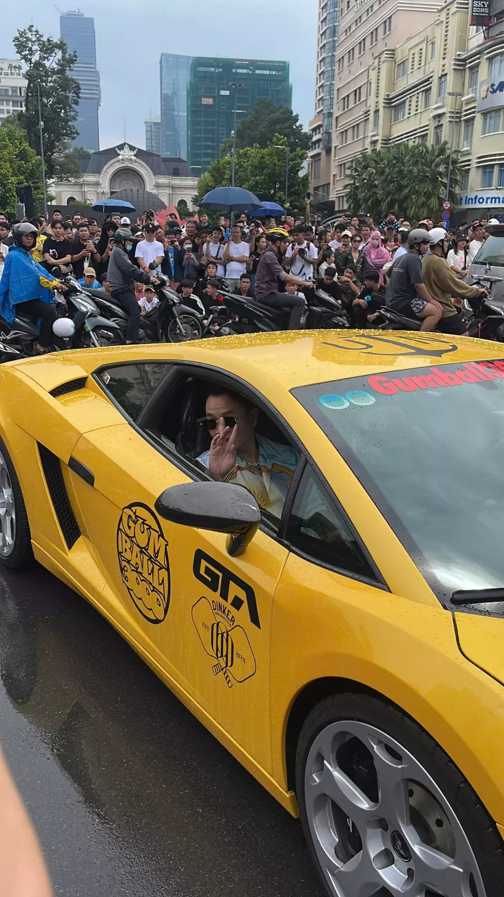 Rapper Binz xuất hiện chớp nhoáng tại Gumball 3000 2024 trên siêu xe Lamborghini Gallardo- Ảnh 1.