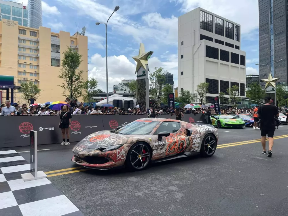 Dàn siêu xe Gumball 3000 2024 chính thức khởi hành từ Việt Nam đi Campuchia: Ferrari 296 GTB xuất phát trước- Ảnh 1.