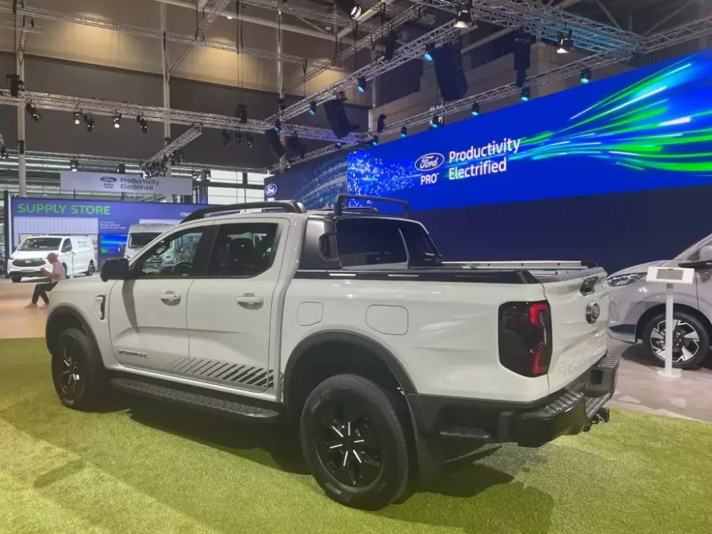 Ford Ranger PHEV 2025 chạy được 45 km mà không tốn 1 giọt xăng.