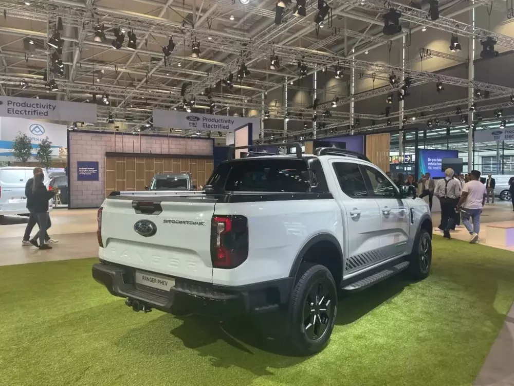 Ford Ranger Stormtrak PHEV 2025 cũng có hệ thống giá đỡ đa năng thông minh phía sau.