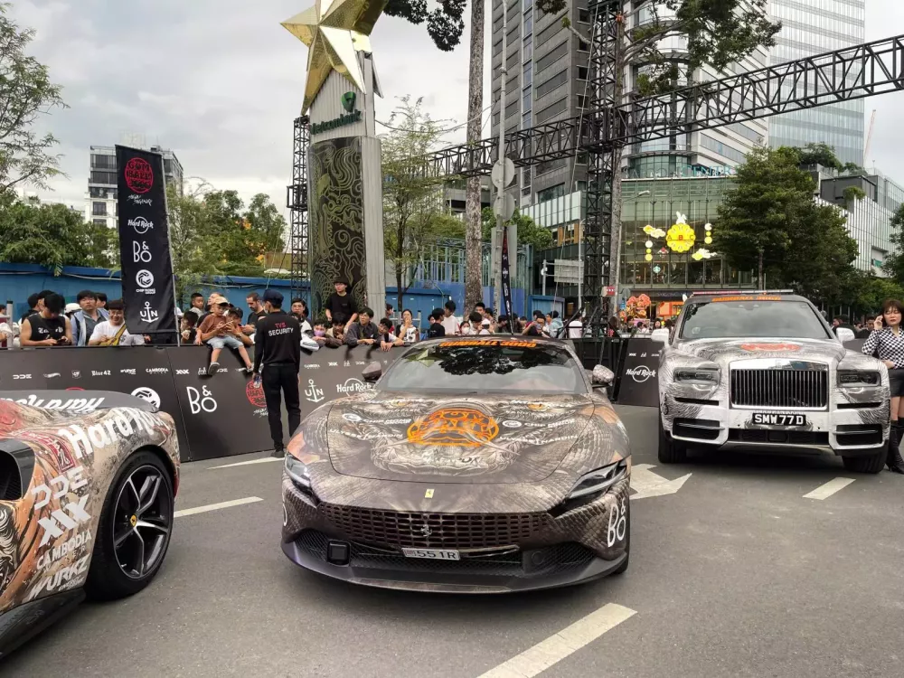 Chi tiết 2 siêu xe mui trần Ferrari Roma Spider đặc biệt ở Gumball 3000 2024: 1 xe do hot girl cầm lái- Ảnh 1.