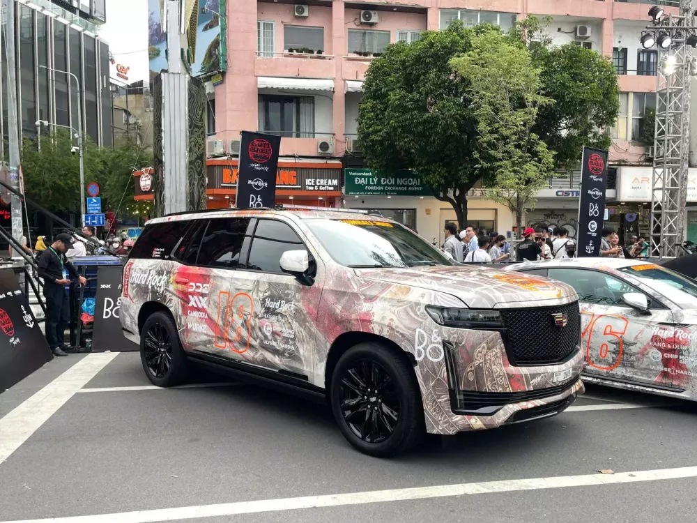 Dàn siêu xe đầy đủ màu sắc của các thành viên Gumball 3000 2024: Có bộ áo lên đến trăm triệu đồng- Ảnh 5.