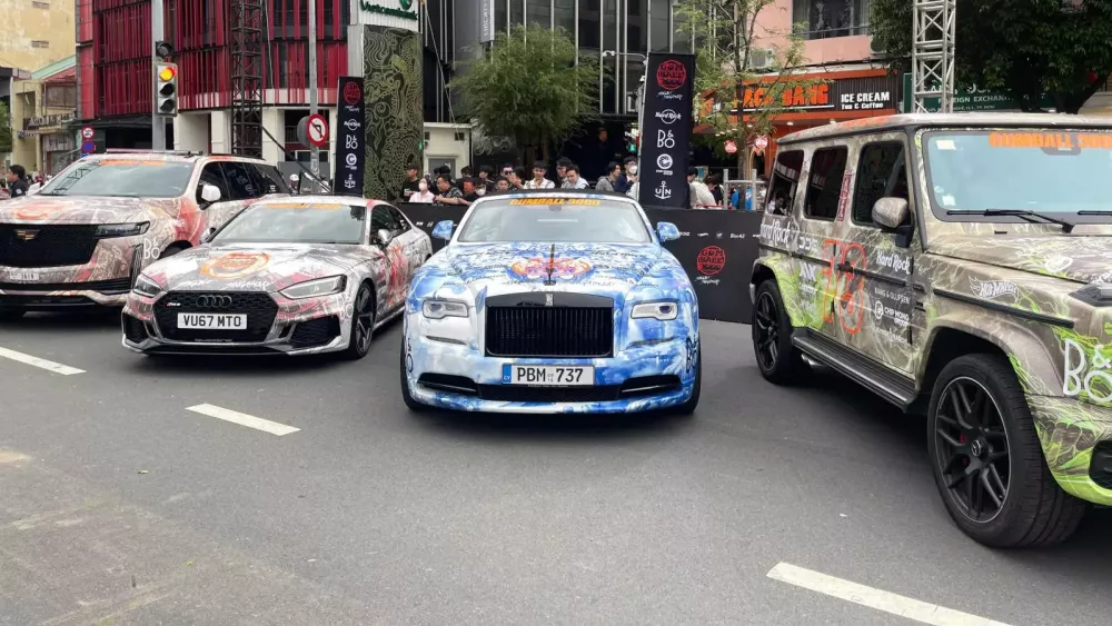 Dàn siêu xe đầy đủ màu sắc của các thành viên Gumball 3000 2024: Có bộ áo lên đến trăm triệu đồng- Ảnh 3.