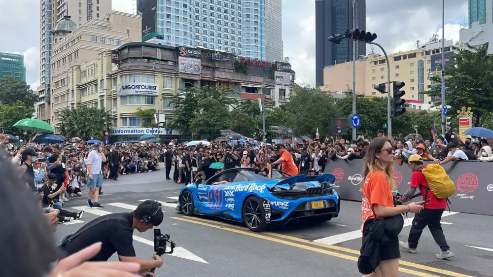 Cận cảnh siêu xe mui trần McLaren 765LT Spider của phú bà Singapore trong hành trình Gumball 3000- Ảnh 6.