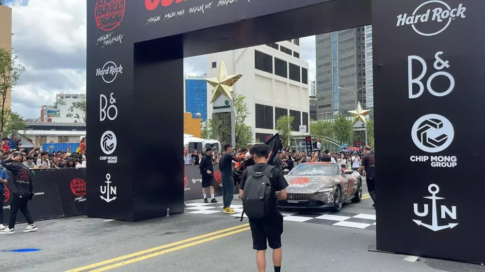 Chi tiết 2 siêu xe mui trần Ferrari Roma Spider đặc biệt ở Gumball 3000 2024: 1 xe do hot girl cầm lái- Ảnh 4.