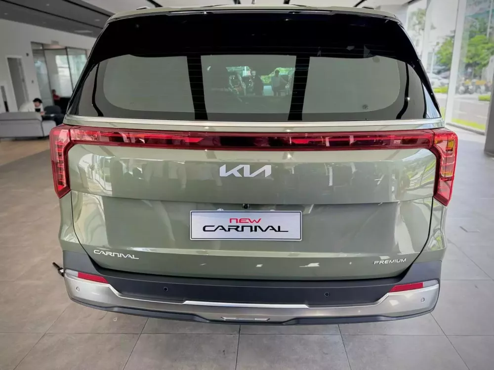 Cận cảnh cụm đèn hậu mới của Kia Carnival 2025 