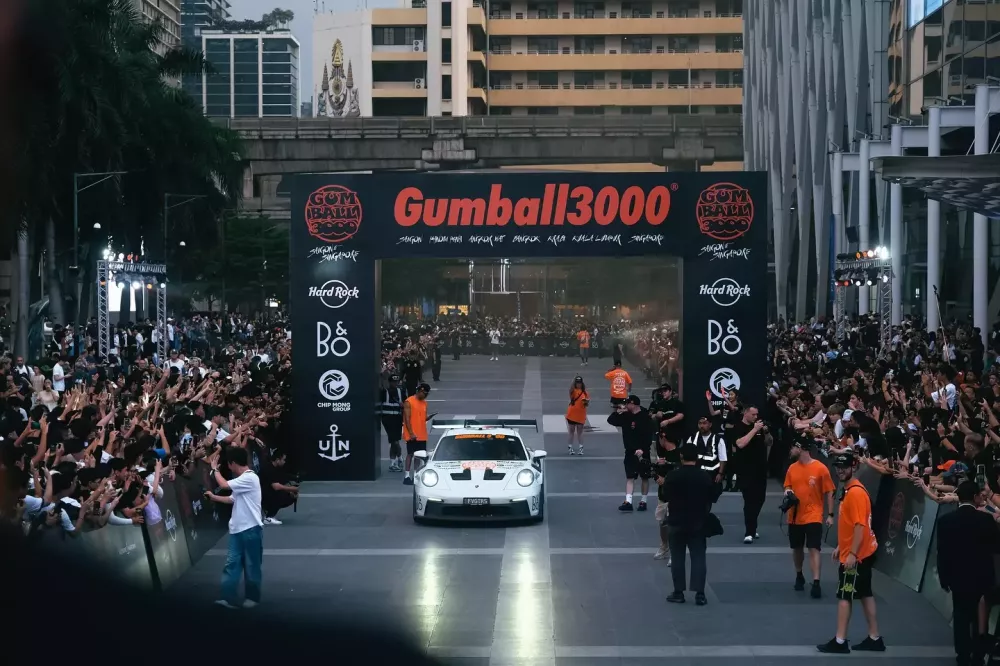 Đoàn siêu xe Gumball 3000 2024 đến Thái Lan: Porsche Carrera GT về nhà trước sự chào đón từ hàng chục nghìn người- Ảnh 12.