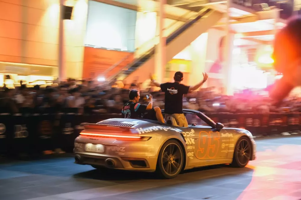 Đoàn siêu xe Gumball 3000 2024 đến Thái Lan: Porsche Carrera GT về nhà trước sự chào đón từ hàng chục nghìn người- Ảnh 16.