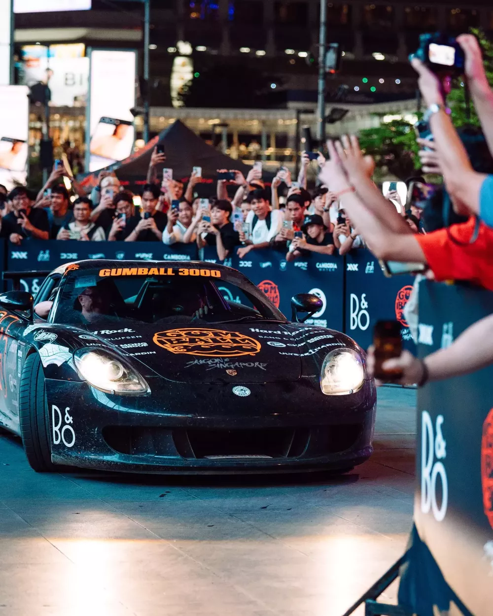 Đoàn siêu xe Gumball 3000 2024 đến Thái Lan: Porsche Carrera GT về nhà trước sự chào đón từ hàng chục nghìn người- Ảnh 2.