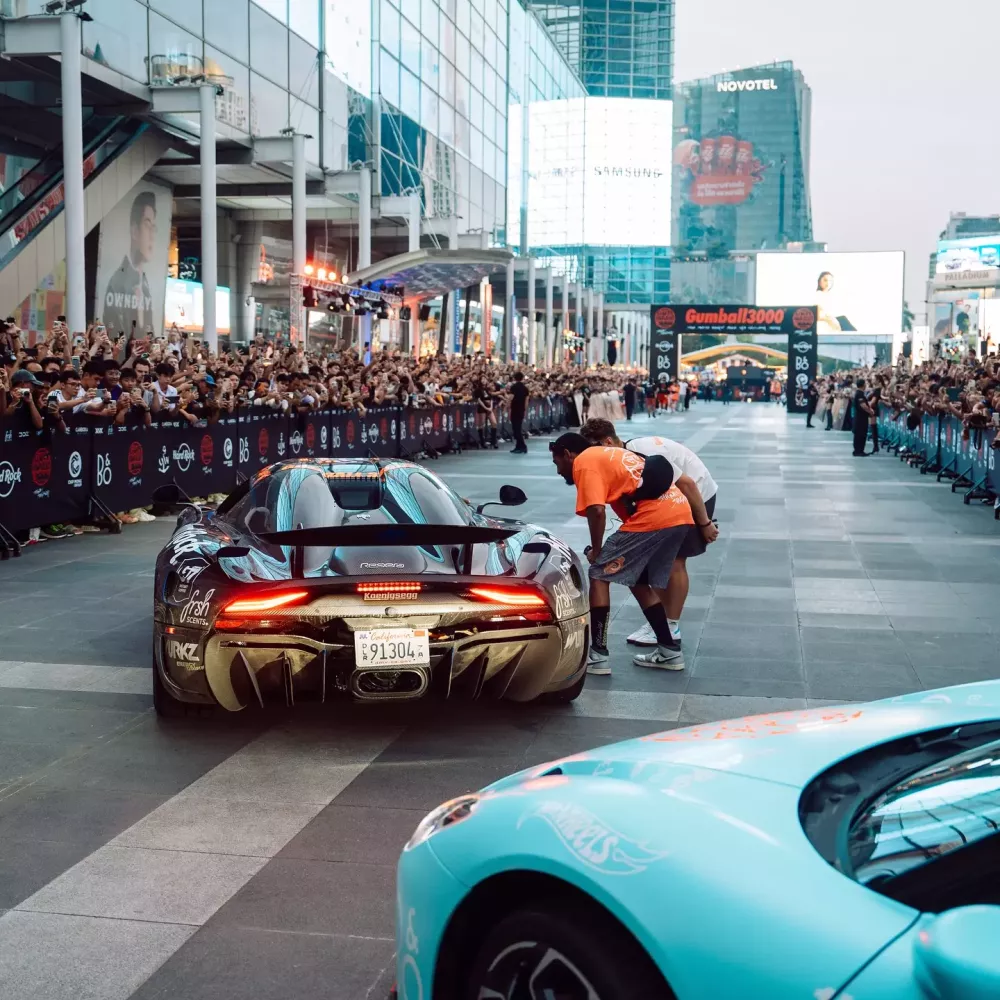 Đoàn siêu xe Gumball 3000 2024 đến Thái Lan: Porsche Carrera GT về nhà trước sự chào đón từ hàng chục nghìn người- Ảnh 7.