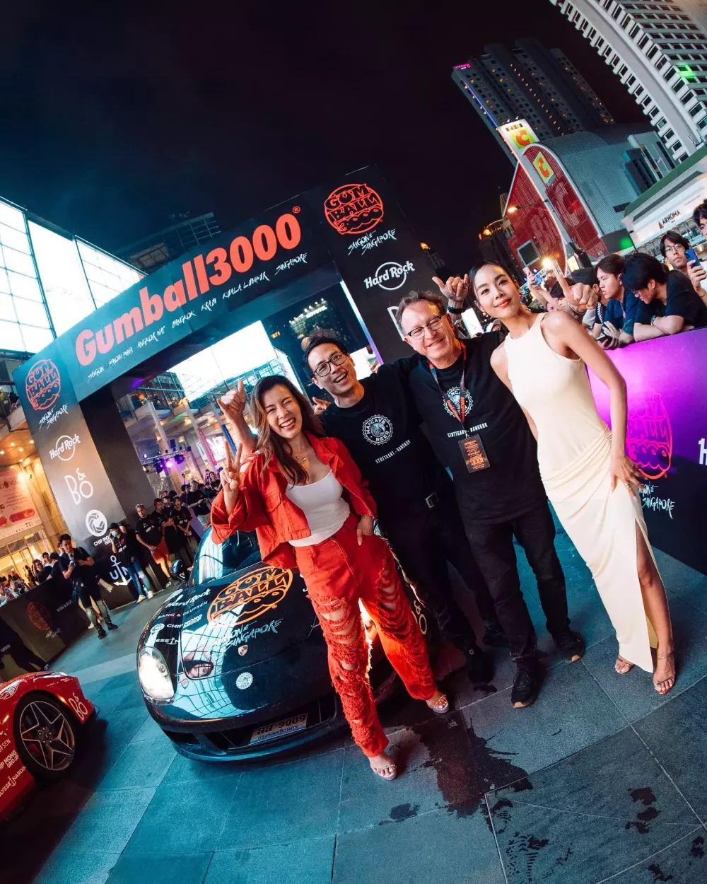 Đoàn siêu xe Gumball 3000 2024 đến Thái Lan: Porsche Carrera GT về nhà trước sự chào đón từ hàng chục nghìn người- Ảnh 1.