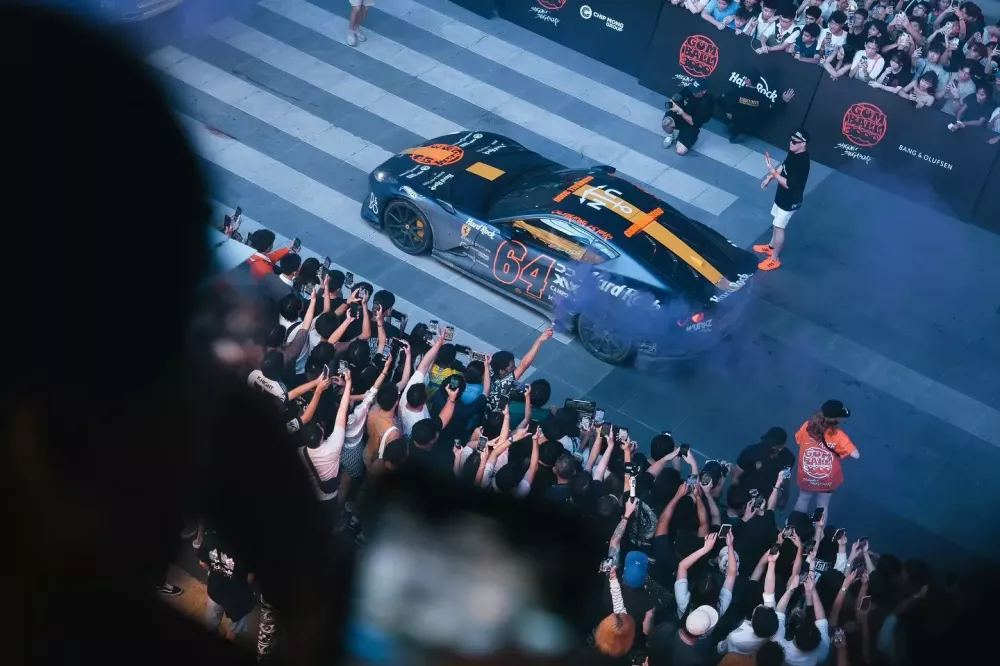 Đoàn siêu xe Gumball 3000 2024 đến Thái Lan: Porsche Carrera GT về nhà trước sự chào đón từ hàng chục nghìn người- Ảnh 15.