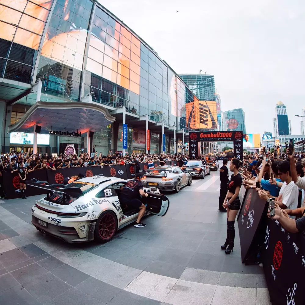 Đoàn siêu xe Gumball 3000 2024 đến Thái Lan: Porsche Carrera GT về nhà trước sự chào đón từ hàng chục nghìn người- Ảnh 10.