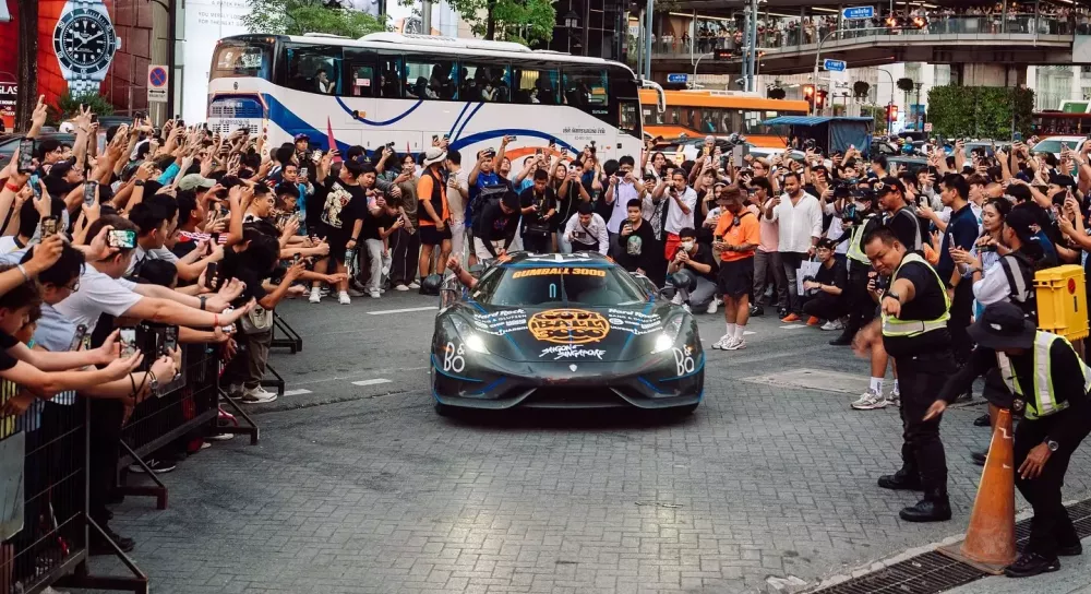 Đoàn siêu xe Gumball 3000 2024 đến Thái Lan: Porsche Carrera GT về nhà trước sự chào đón từ hàng chục nghìn người- Ảnh 4.