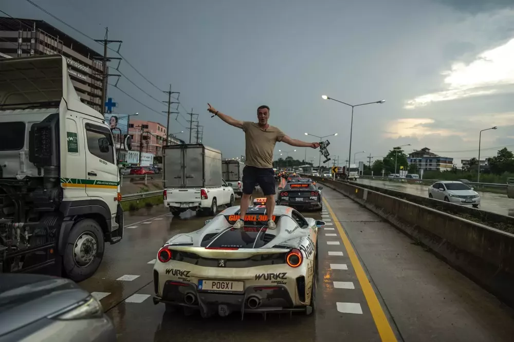 Cận cảnh chiếc siêu xe gây ồn ào nhất Gumball 3000 2024 vì những màn chơi trội của chủ xe- Ảnh 14.