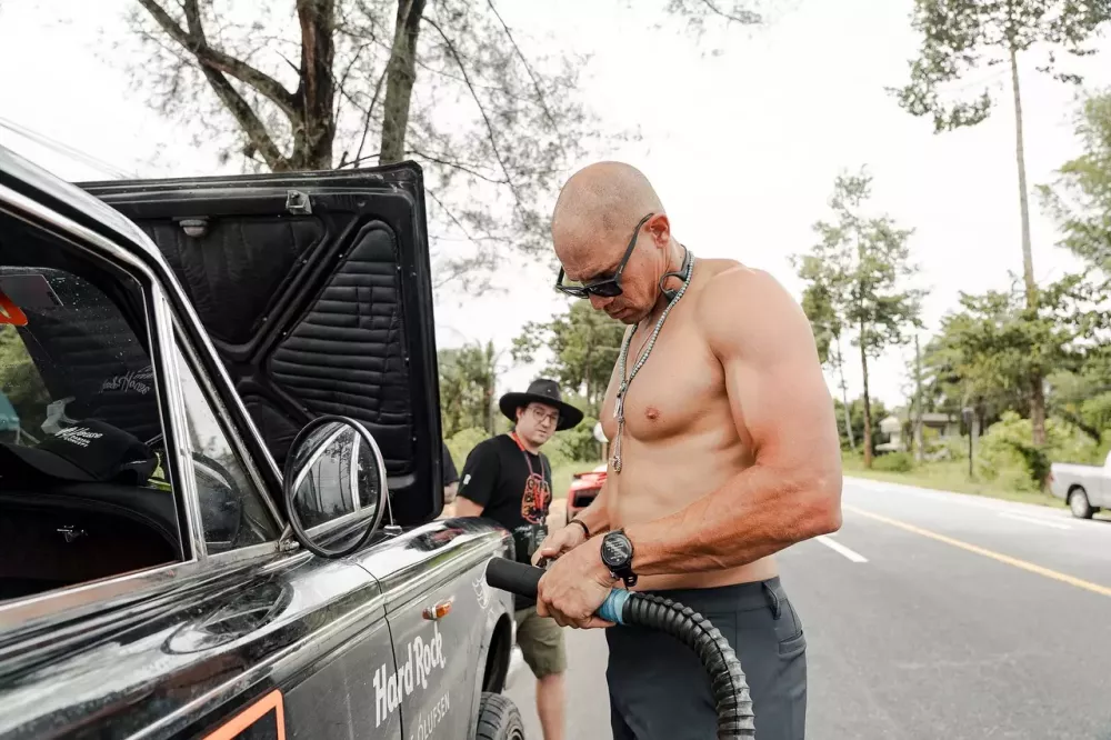 Cận cảnh chiếc xe dở chứng nhất tại Gumball 3000 2024: Hết sôi nước mát lại bất chợt tắt máy- Ảnh 6.