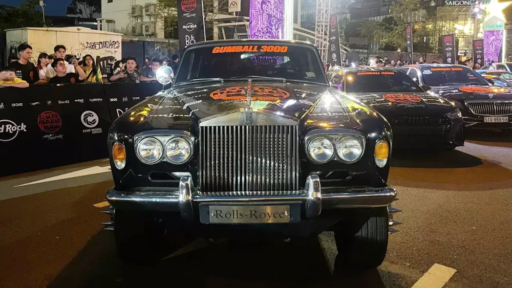 Cận cảnh chiếc xe dở chứng nhất tại Gumball 3000 2024: Hết sôi nước mát lại bất chợt tắt máy- Ảnh 3.