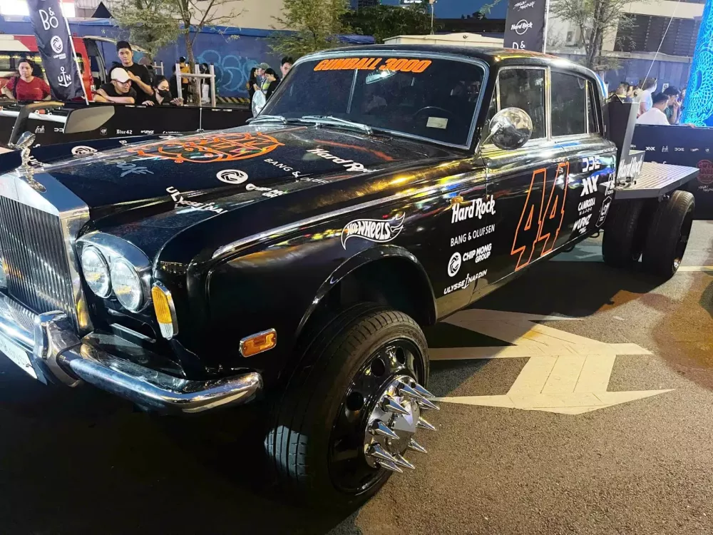 Cận cảnh chiếc xe dở chứng nhất tại Gumball 3000 2024: Hết sôi nước mát lại bất chợt tắt máy- Ảnh 4.