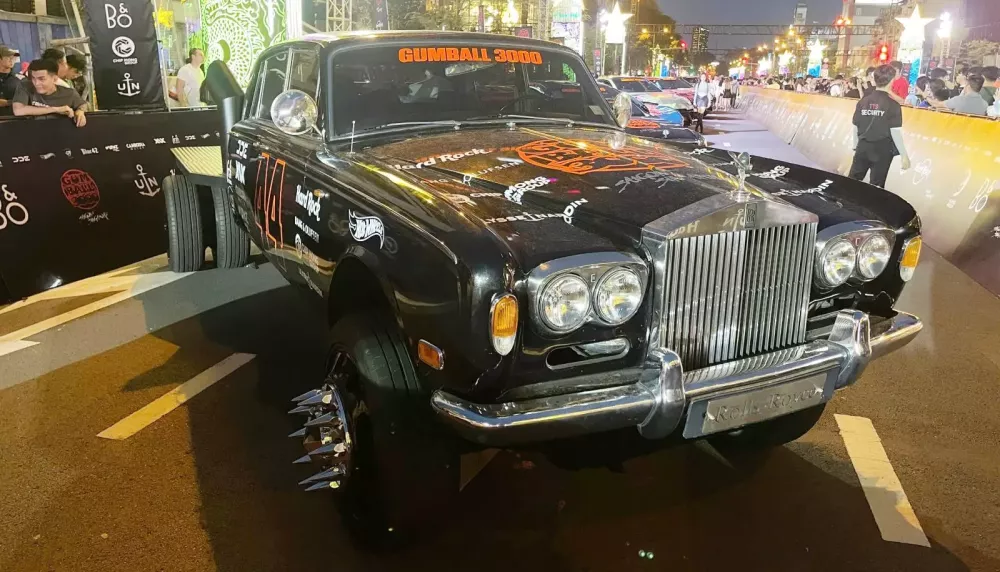 Cận cảnh chiếc xe dở chứng nhất tại Gumball 3000 2024: Hết sôi nước mát lại bất chợt tắt máy- Ảnh 2.