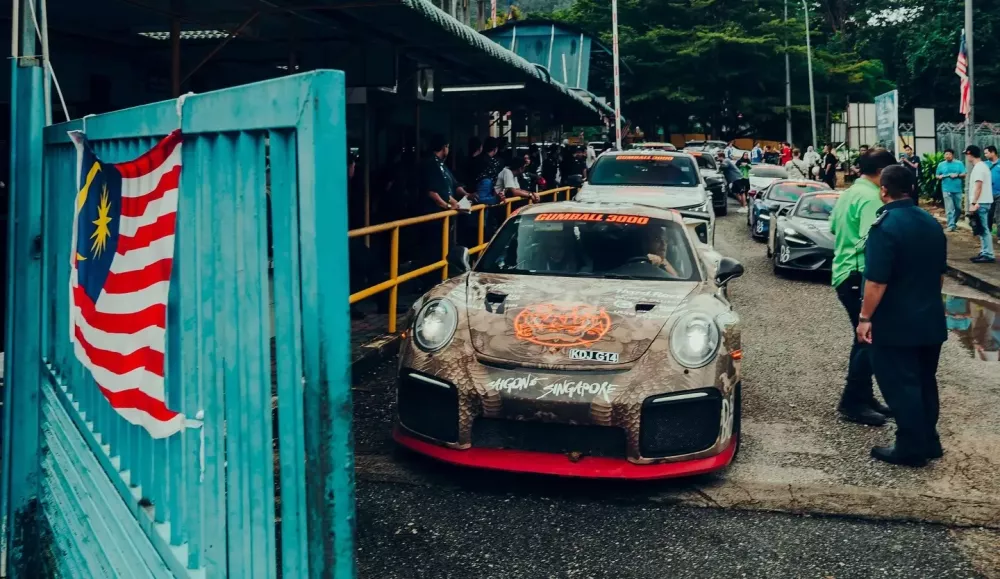 Đoàn siêu xe Gumball 3000 2024 đặt chân đến Malaysia: Bom tấn Koenigsegg Regera xuất hiện vào tối muộn- Ảnh 4.