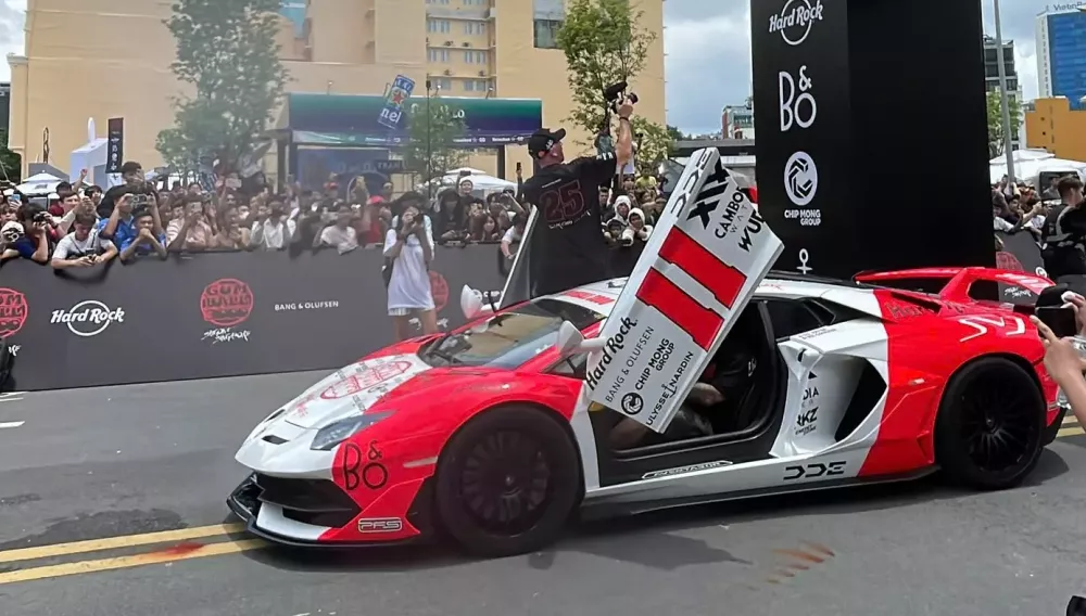 D.D.E quẩy cực sung cùng Lamborghini Aventador SVJ: Mấy lần cầu cứu kích điện bình ắc-quy- Ảnh 5.