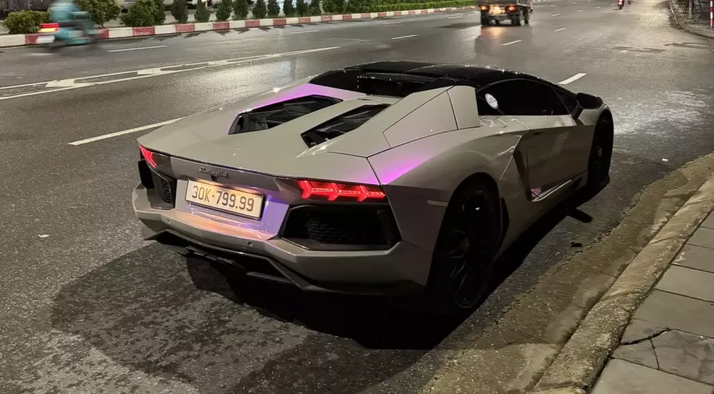 Siêu xe Lamborghini Aventador mui trần được tăng giá thêm 5 tỷ đồng vì mới định danh biển 30K-799.99- Ảnh 2.