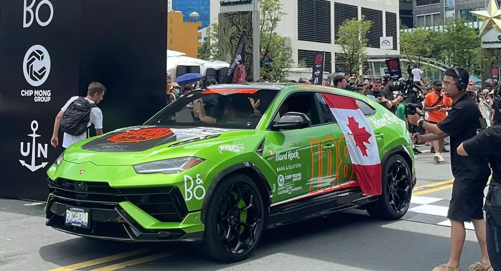 "Fan cuồng" đích thực của Gumball 3000 2024 đây rồi: Biển số định danh luôn tên hành trình siêu xe lớn nhất thế giới- Ảnh 1.