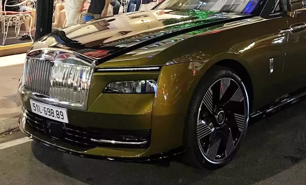 Chi tiết Rolls-Royce Spectre thứ 2 có mặt tại Việt Nam, sau xe Minh "Nhựa": Màu sơn đặc trưng, biển đấu giá- Ảnh 6.