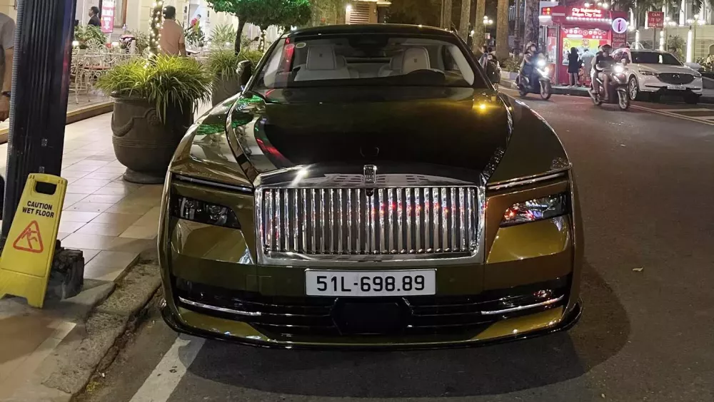 Chi tiết Rolls-Royce Spectre thứ 2 có mặt tại Việt Nam, sau xe Minh "Nhựa": Màu sơn đặc trưng, biển đấu giá- Ảnh 3.