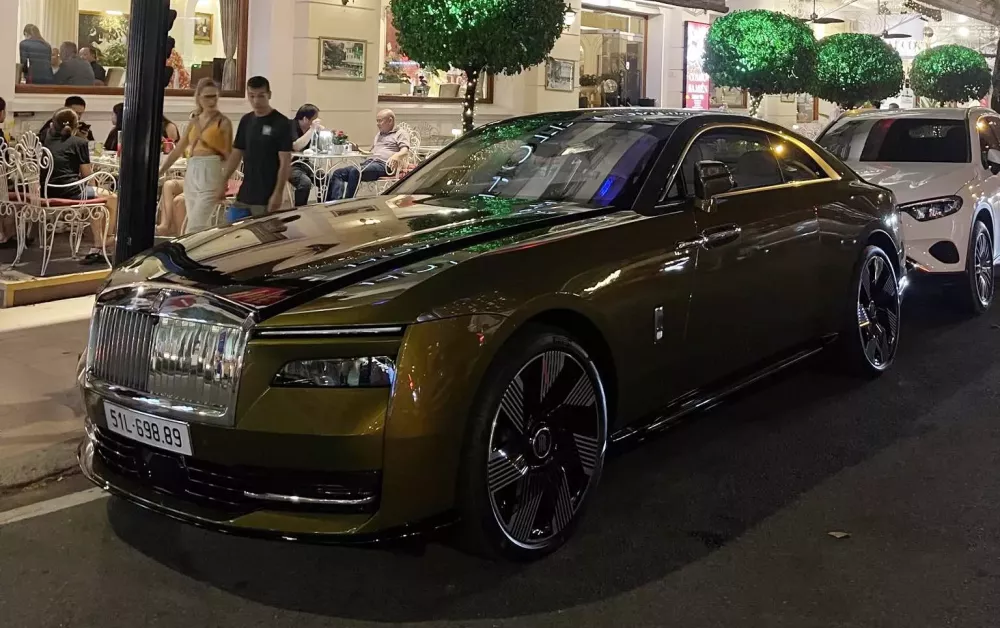 Chi tiết Rolls-Royce Spectre thứ 2 có mặt tại Việt Nam, sau xe Minh "Nhựa": Màu sơn đặc trưng, biển đấu giá- Ảnh 1.