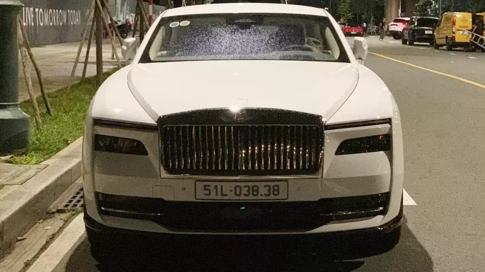 Cận cảnh Rolls-Royce Spectre của Minh "Nhựa" trên đường phố Tp.HCM, ra biển số đẹp khá kín tiếng- Ảnh 1.