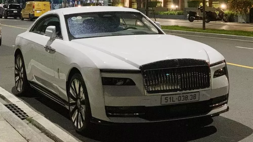 Cận cảnh Rolls-Royce Spectre của Minh "Nhựa" trên đường phố Tp.HCM, ra biển số đẹp khá kín tiếng- Ảnh 2.