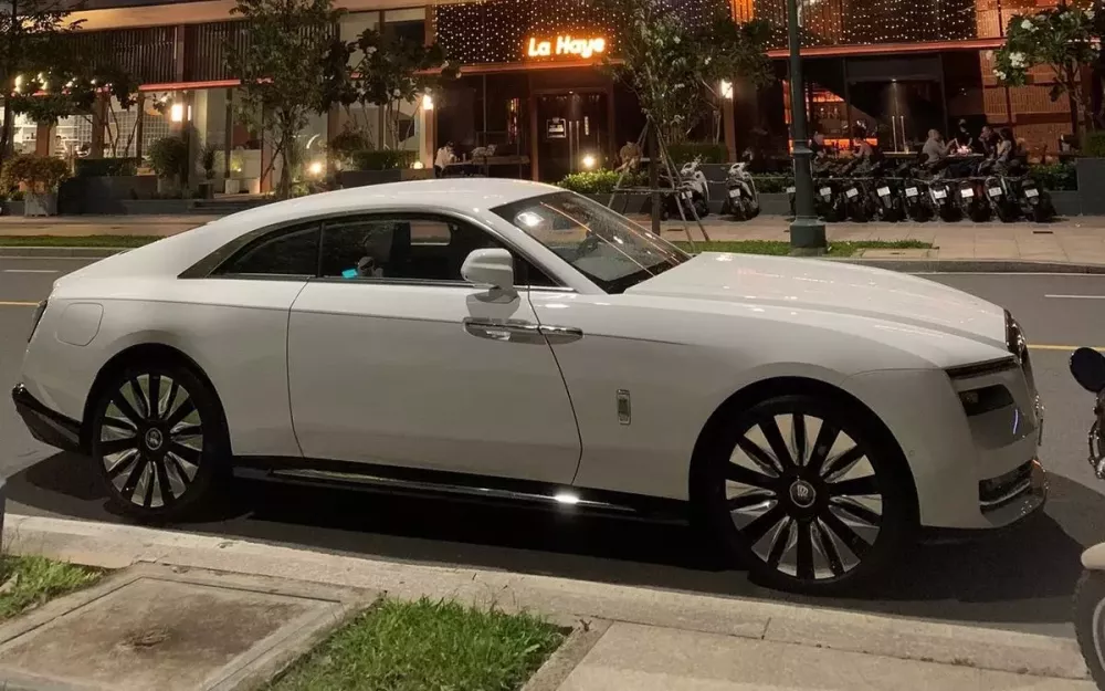 Cận cảnh Rolls-Royce Spectre của Minh "Nhựa" trên đường phố Tp.HCM, ra biển số đẹp khá kín tiếng- Ảnh 3.