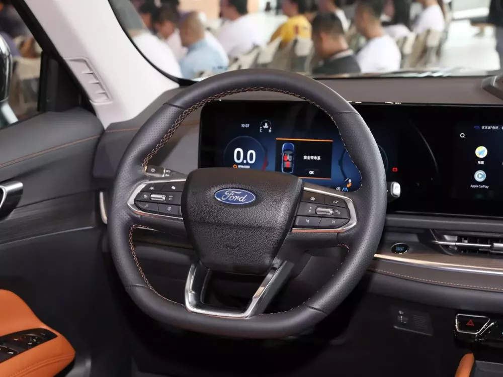 Ford Territory 2025 sở hữu vô lăng vát đáy thể thao