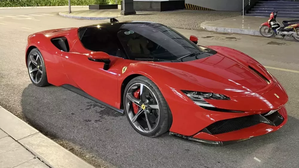 Siêu xe Ferrari SF90 Stradale chính thức có mặt ở Hà Nội sau gần 3 ngày vận chuyển từ Nam ra- Ảnh 3.