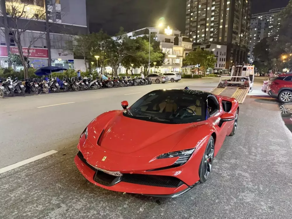 Siêu xe Ferrari SF90 Stradale chính thức có mặt ở Hà Nội sau gần 3 ngày vận chuyển từ Nam ra- Ảnh 1.