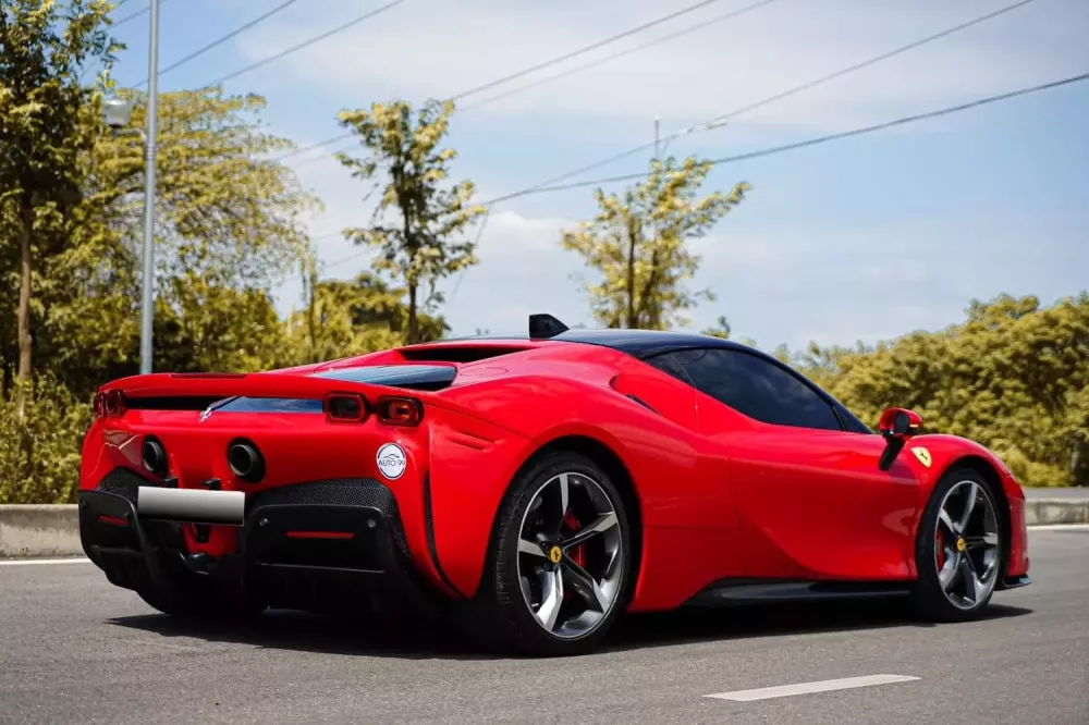 Cận cảnh Ferrari SF90 Stradale đầu tiên xuất hiện tại Hà Nội: Tăng tốc 0-100 km/h như Bugatti Chiron- Ảnh 5.