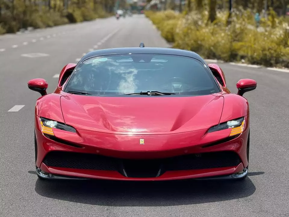 Cận cảnh Ferrari SF90 Stradale đầu tiên xuất hiện tại Hà Nội: Tăng tốc 0-100 km/h như Bugatti Chiron- Ảnh 1.