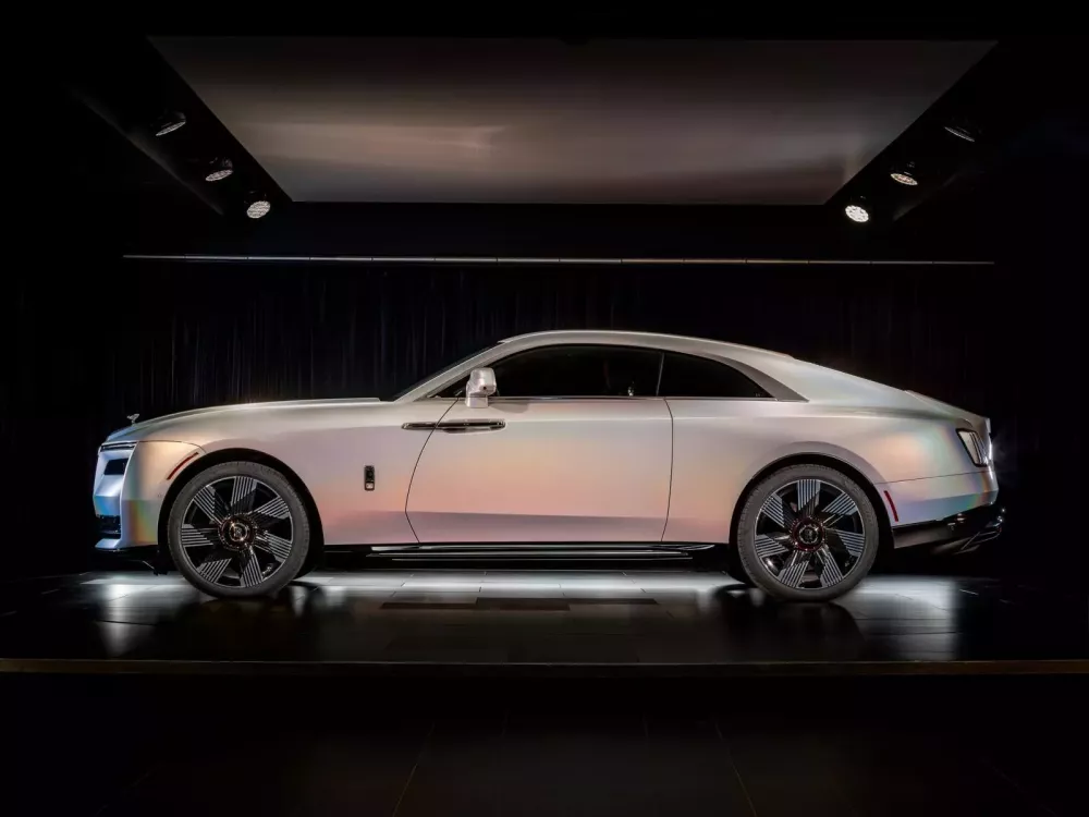 Mua xe Rolls-Royce Spectre như Minh "Nhựa" nhưng đại gia Mỹ lại chọn lớp sơn Holographic độc nhất- Ảnh 1.