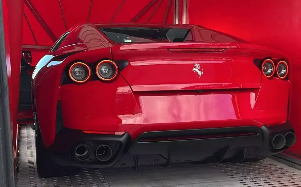 Siêu xe mui trần Ferrari 812 GTS của "vua cà phê" Việt Nam đặt mua đã về nước- Ảnh 2.