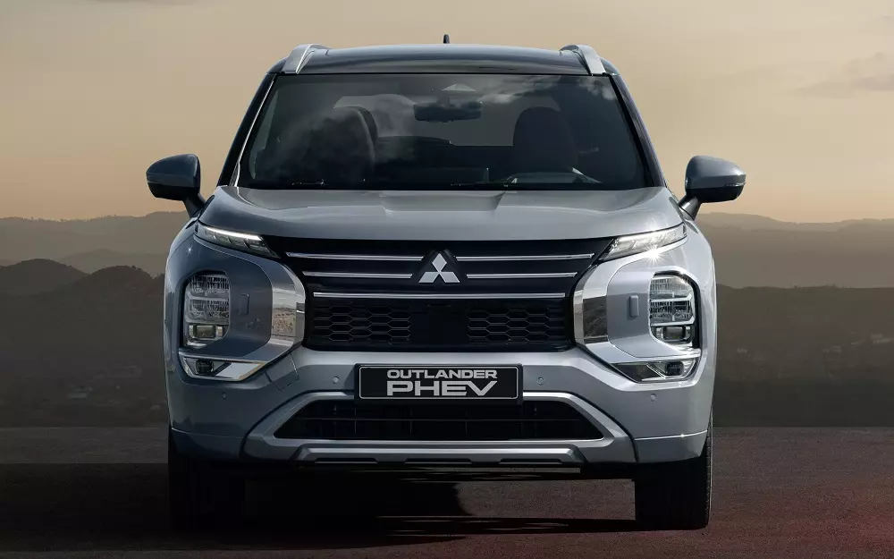 Mitsubishi Outlander PHEV 2025 chỉ ngốn 0,8 lít xăng trên 100 km