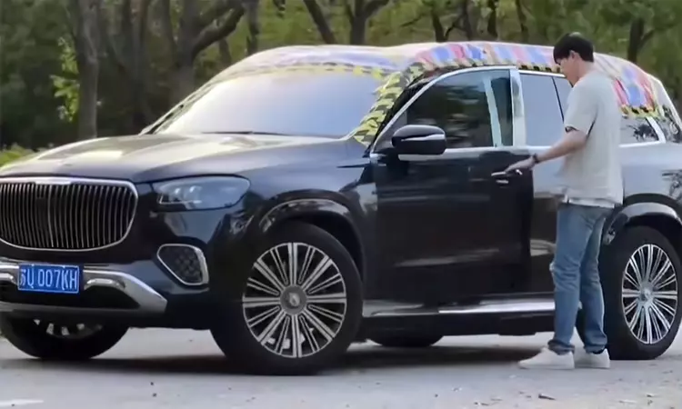 SUV siêu sang Mercedes-Maybach GLS mới mua 10 ngày phải phủ bạt lên nóc và dán băng dính vì rò nước