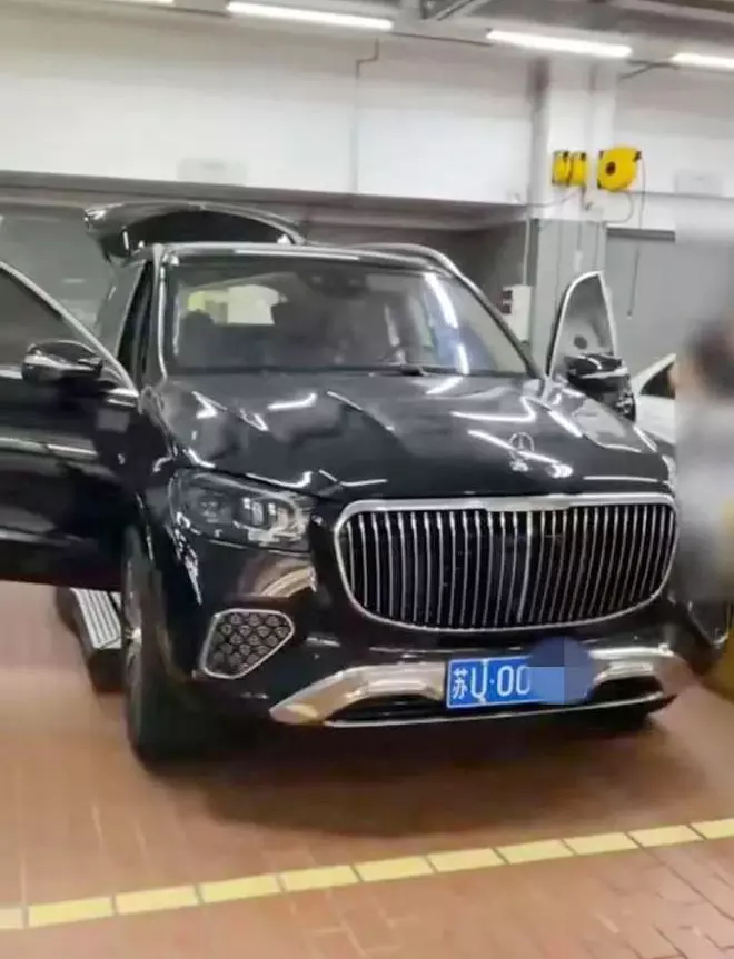 SUV siêu sang Mercedes-Maybach GLS mới mua được 10 ngày đã bị rò nước vào trong xe