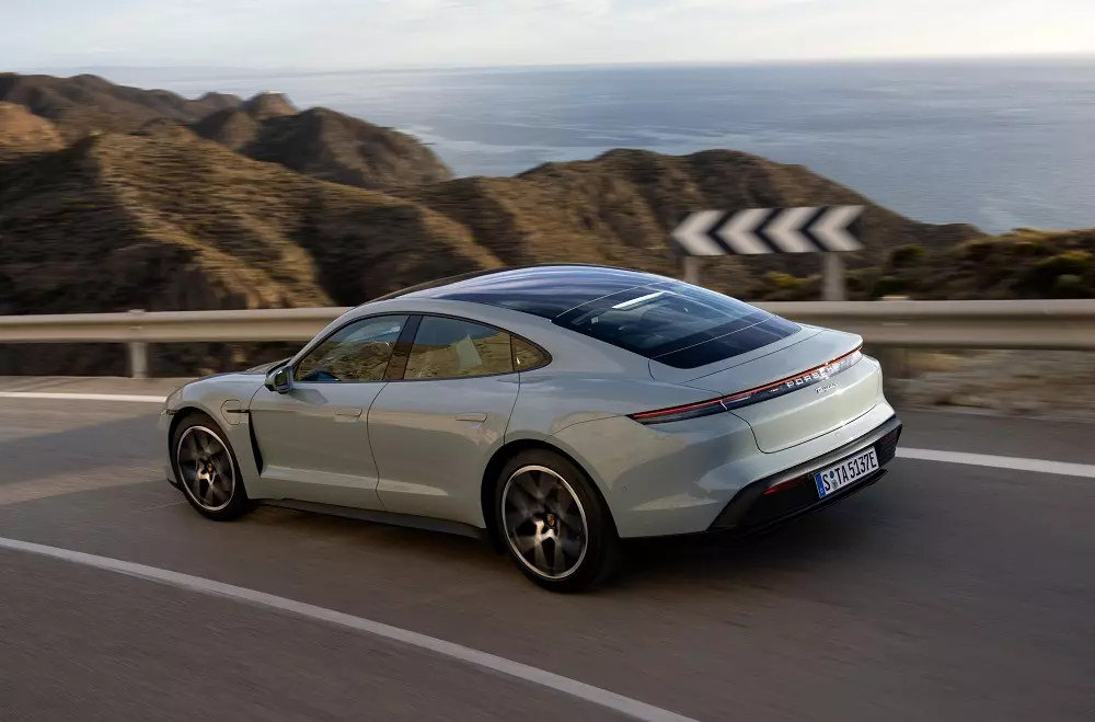 Porsche Taycan 2025 được cải thiện phạm vi di chuyển sau một lần sạc