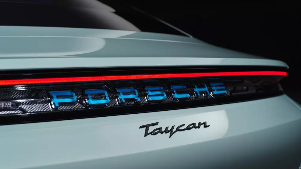 Logo của Porsche Taycan 2025 có thể tích hợp đèn ẩn