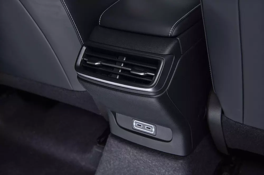 Hàng ghế sau của Aion ES có cửa gió điều hòa và cổng USB Type C