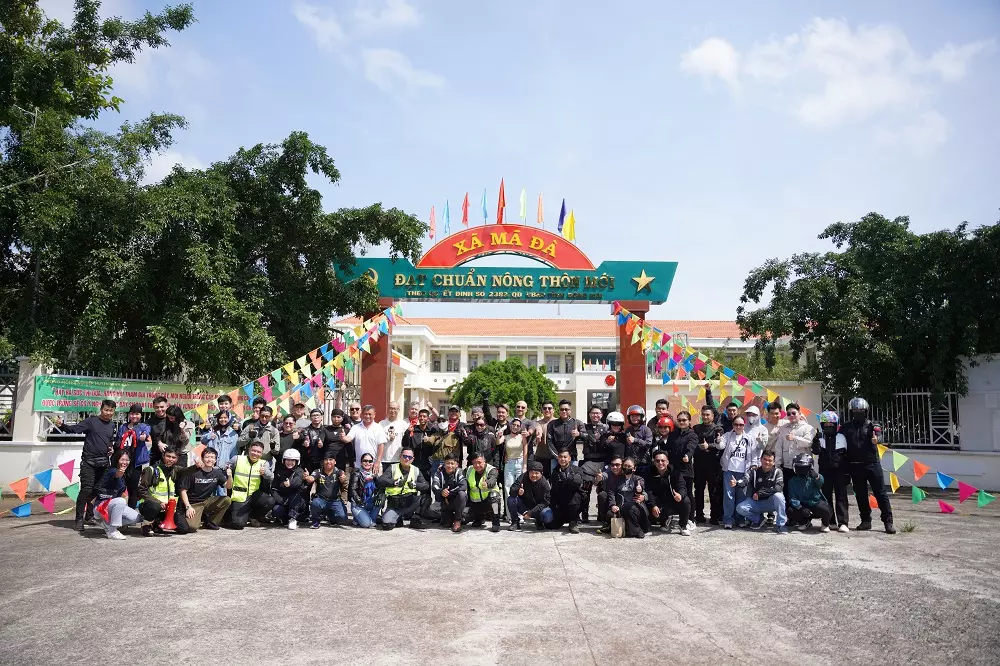 Đo&agrave;n đi tour Glamping to the Max gh&eacute; thăm x&atilde; M&atilde; Đ&agrave; với hoạt động thiện nguyện &yacute; nghĩa
